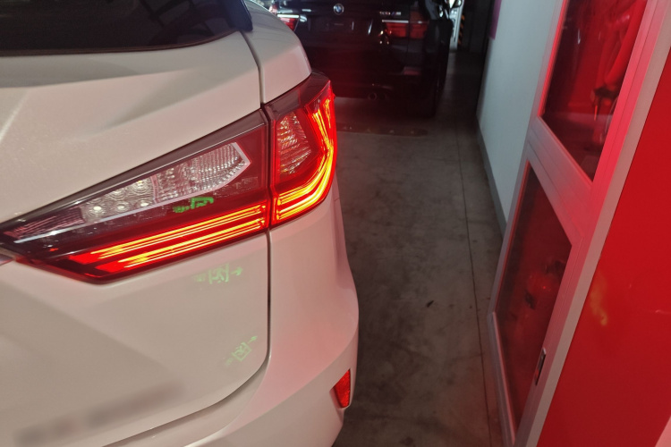 雷克萨斯RX 2016款 300 两驱舒适版 国V车身外观9