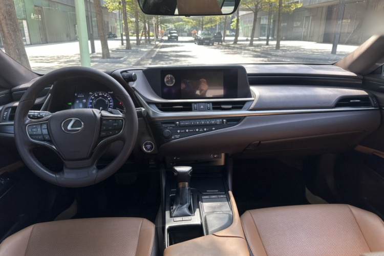 雷克萨斯ES 2018款 300h 卓越版 国V中控内饰7012