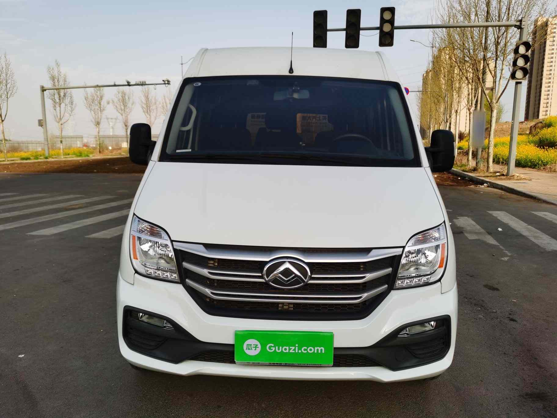 上汽大通MAXUS 新途V80 2023款 2.0T 手动经典傲运通短轴中顶5/6座(2)