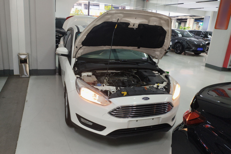 福特 福克斯 2018款 三厢经典 1.6L 自动风尚型智行版机舱底盘24