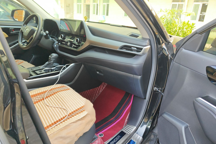 丰田 汉兰达 2023款 2.5L智能电混双擎四驱精英版 7座局部细节9005