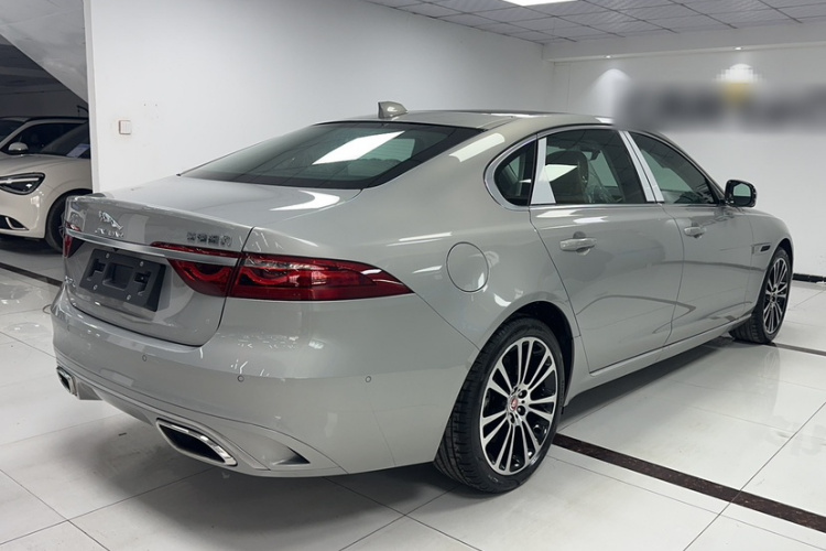 捷豹XFL 2025款 2.0T P250 两驱尊享豪华版车身外观6001