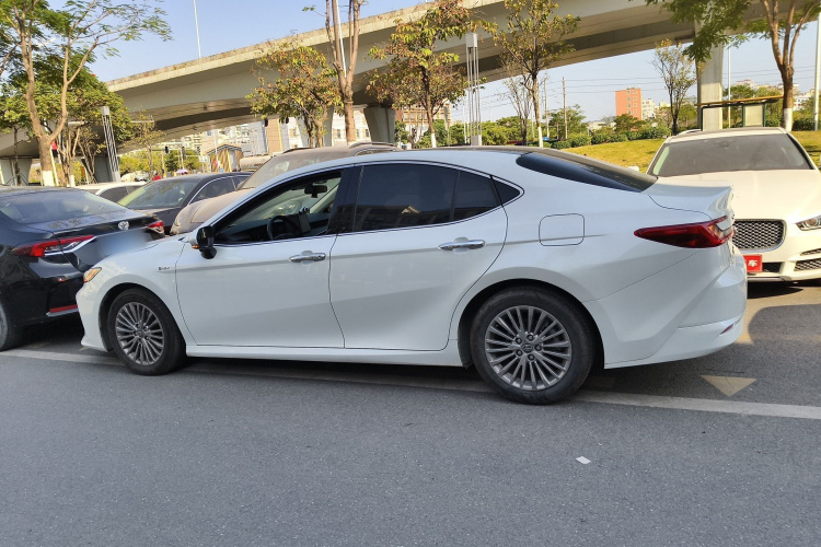 丰田 凯美瑞 2024款  双擎 2.0HG 尊贵版车身外观4