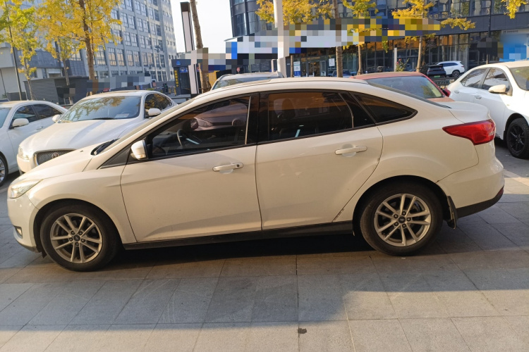 福特 福克斯 2015款 三厢 EcoBoost 125 自动超能风尚型车身外观4