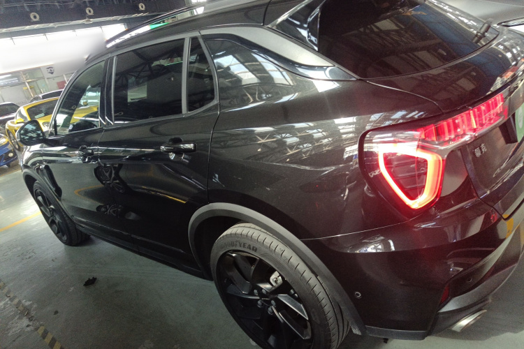 领克01 2021款 2.0TD 四驱暗夜版车身外观4