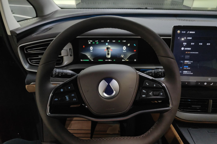 腾势D9 2024款 DM-i 980 四驱尊贵型中控内饰13