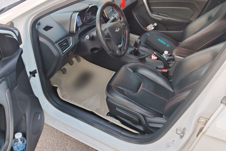 奇瑞 艾瑞泽5 2016款 1.5L 手动领潮版中控内饰20