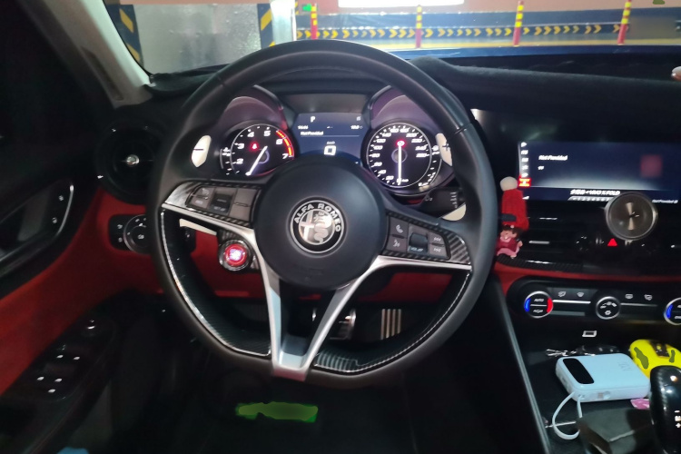 阿尔法·罗密欧 Giulia朱丽叶 2017款 2.0T 200HP 豪华版中控内饰13
