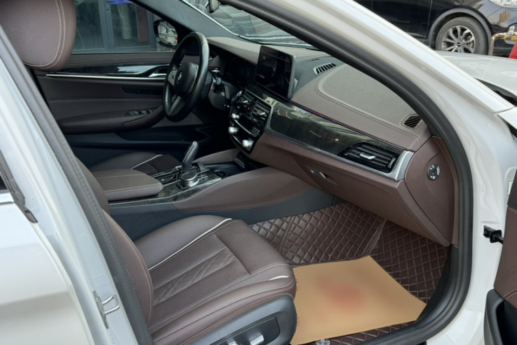 宝马5系 2022款 改款二 525Li M运动套装中控内饰7003
