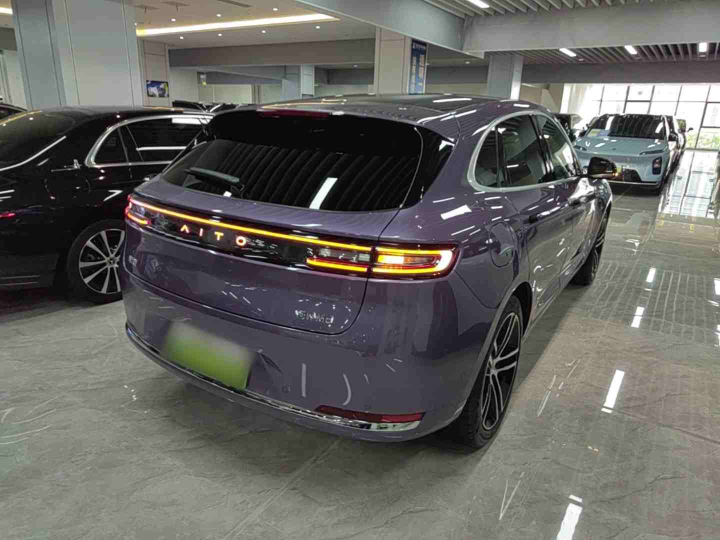 车辆右后45度外观展示