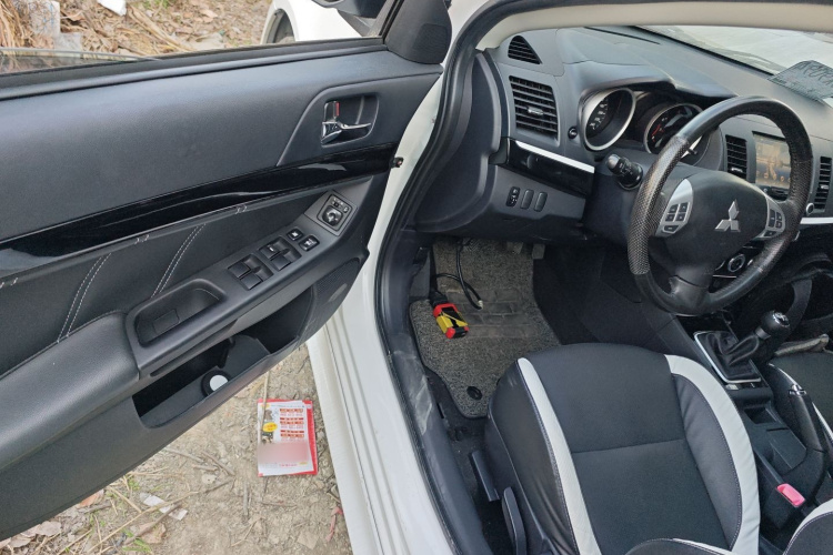 三菱 翼神 2016款 1.8L 手动黑白复刻版中控内饰7003