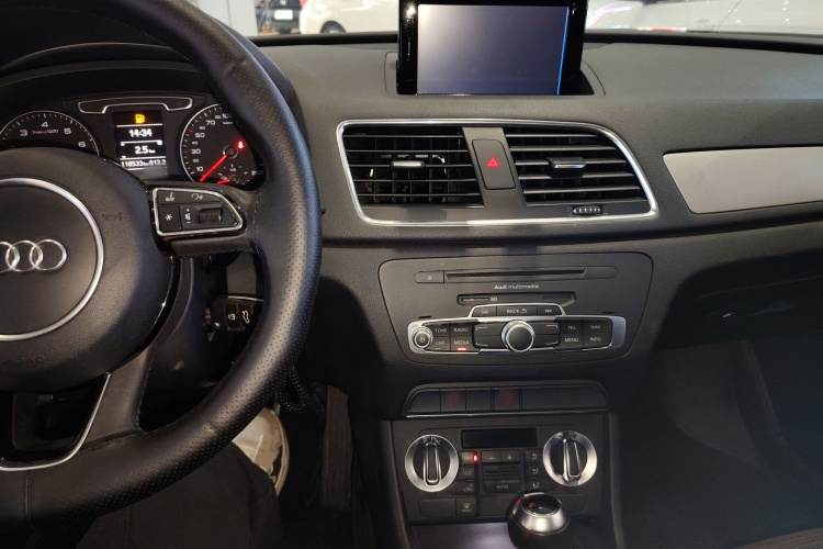 奥迪Q3 2015款 30 TFSI 进取型中控内饰7002