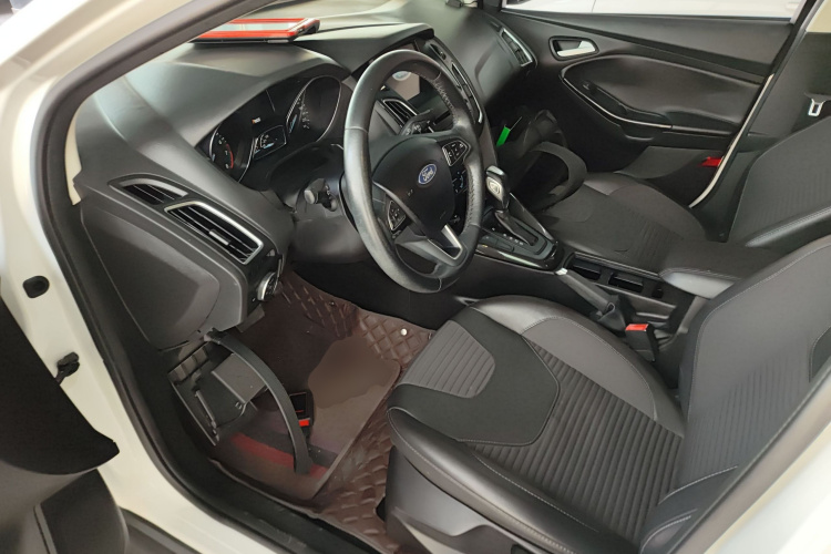 福特 福克斯 2017款 三厢 EcoBoost 180 自动精英型中控内饰19