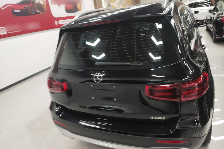 奔驰GLB 2024款 GLB 200 动感型车身外观6