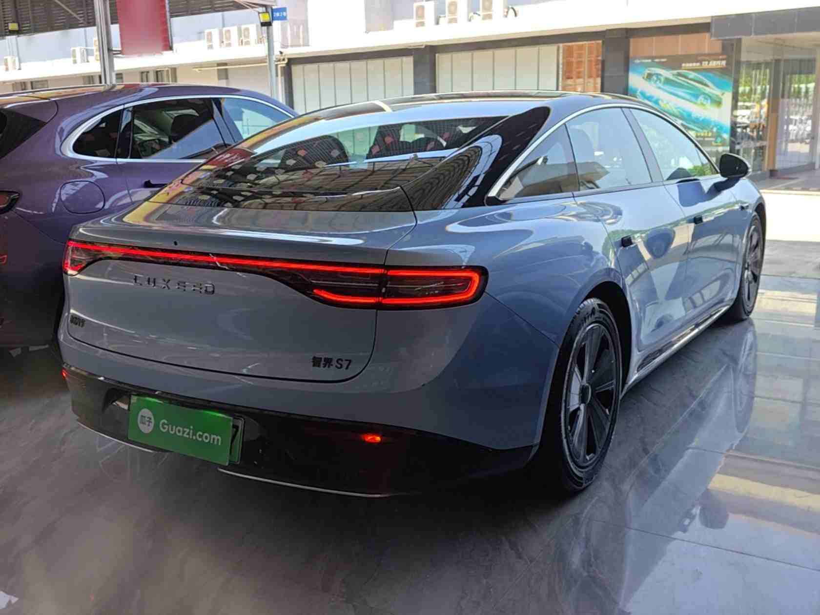 车辆右后45度外观展示