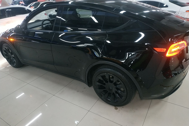 特斯拉 Model Y 2021款 长续航全轮驱动版车身外观4