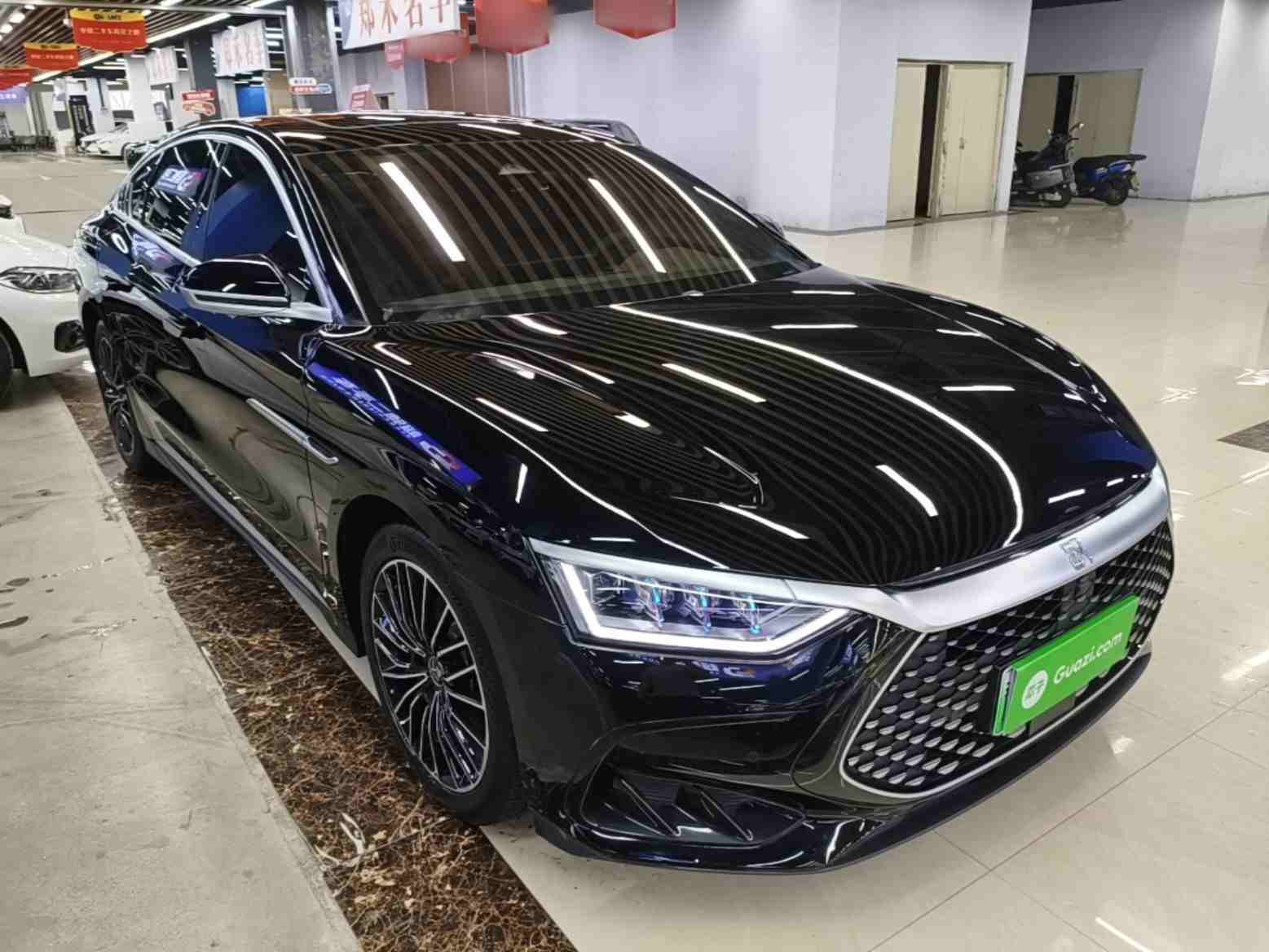 车辆右前45度外观展示