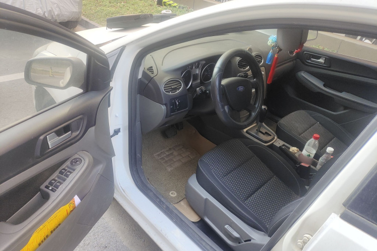 福特 福克斯 2013款 两厢经典 1.8L 自动基本型中控内饰20