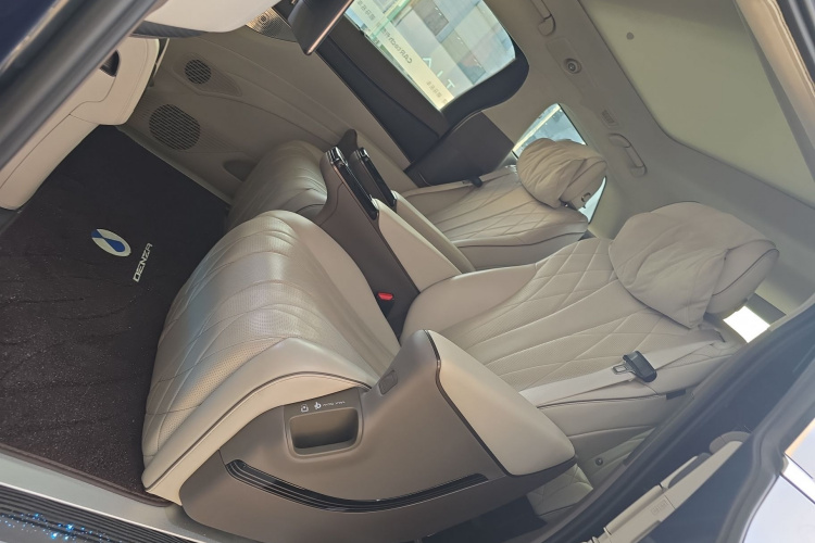 腾势D9 2024款 DM-i 980 四驱旗舰型中控内饰21