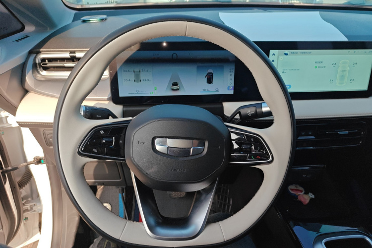 吉利几何E萤火虫 2024款 401km 萤光中控内饰13