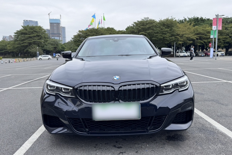 宝马3系 2021款 325i M运动曜夜套装车身外观6006