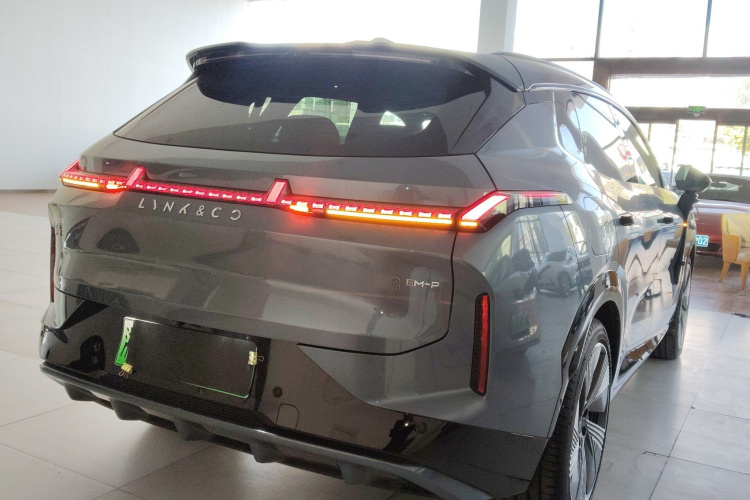 领克08 EM-P 2025款 220km 四驱性能Halo车身外观7