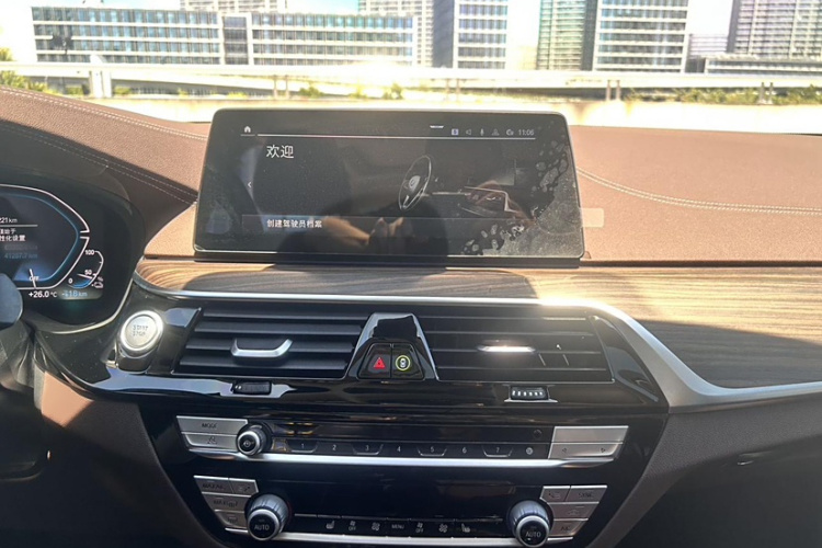 宝马5系新能源 2020款 里程升级版 530Le 豪华套装中控内饰7007