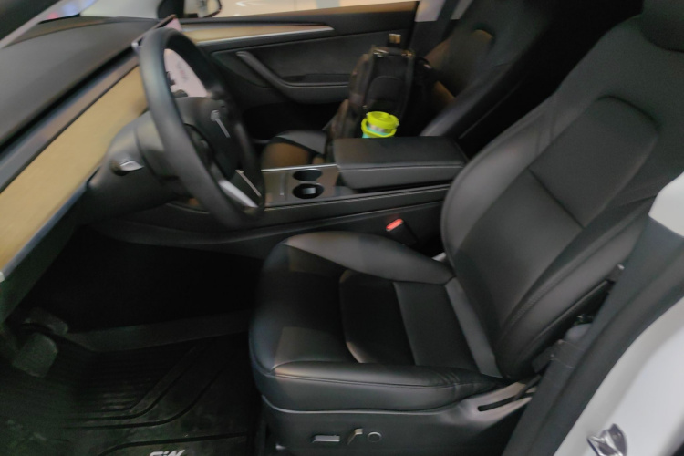 特斯拉 Model Y 2021款 长续航全轮驱动版中控内饰19