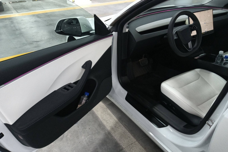 特斯拉 Model 3 2023款 后轮驱动版中控内饰20