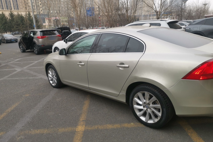 沃尔沃S60 2017款 S60L T4 智远版车身外观4