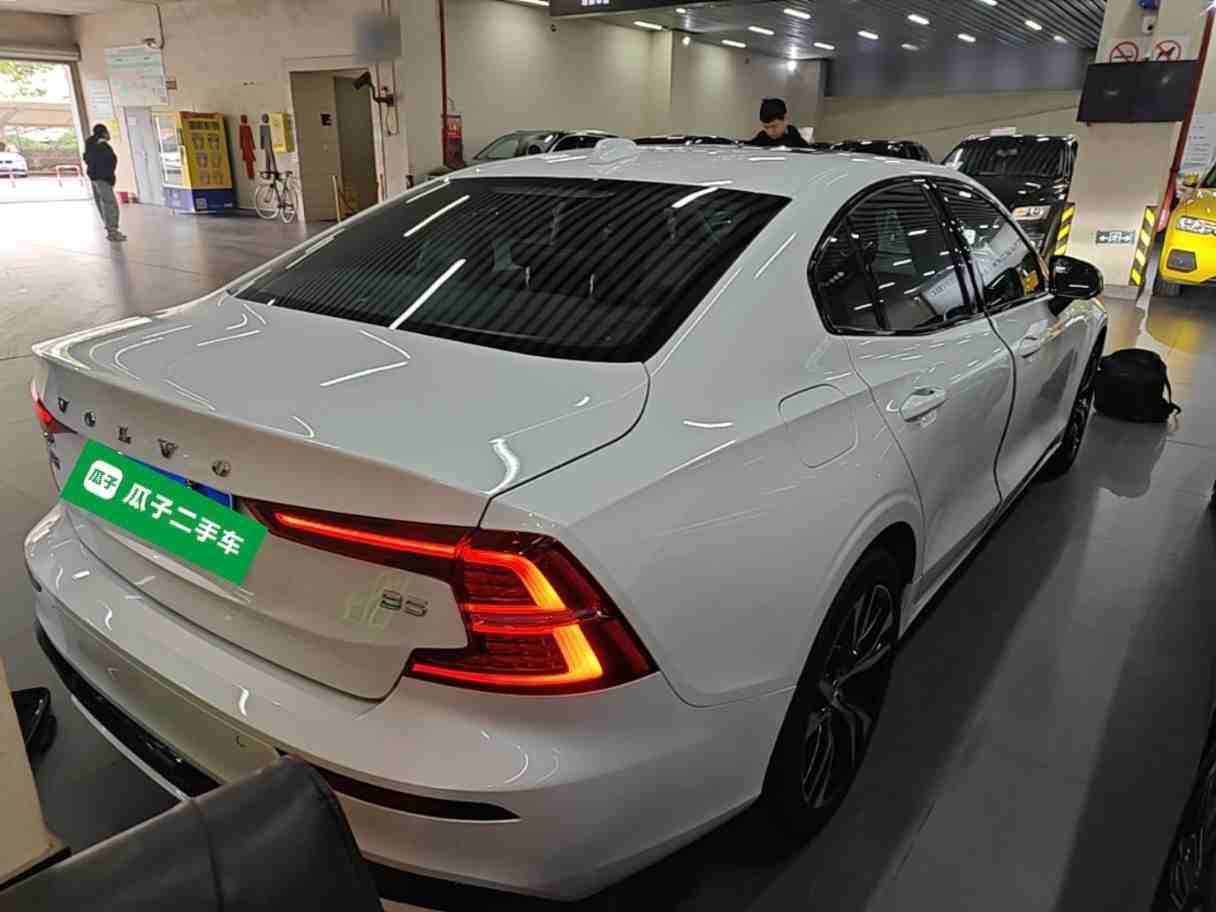 车辆右后45度外观展示
