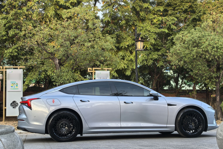 哪吒汽车 哪吒S 2022款 纯电 715km 后驱中版车身外观6003