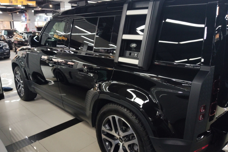 路虎卫士 2024款 110 3.0T P400 暗黑特别版车身外观4