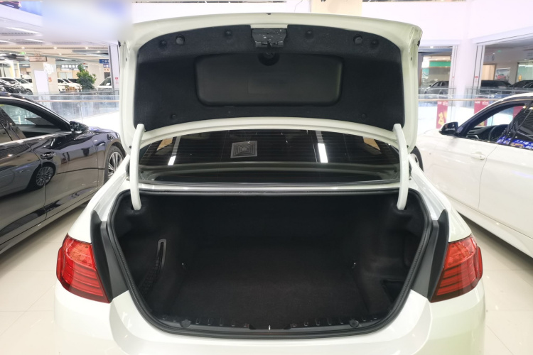 宝马5系 2014款 525Li 豪华设计套装机舱底盘23