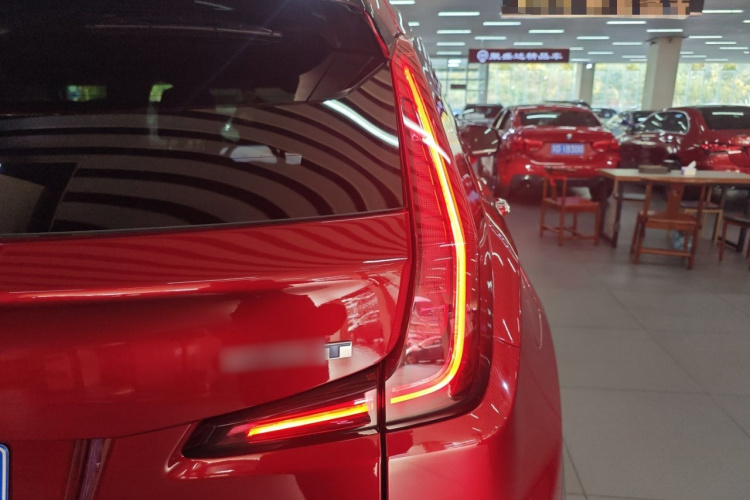 凯迪拉克XT4 2024款 28T 两驱尊贵型车身外观9