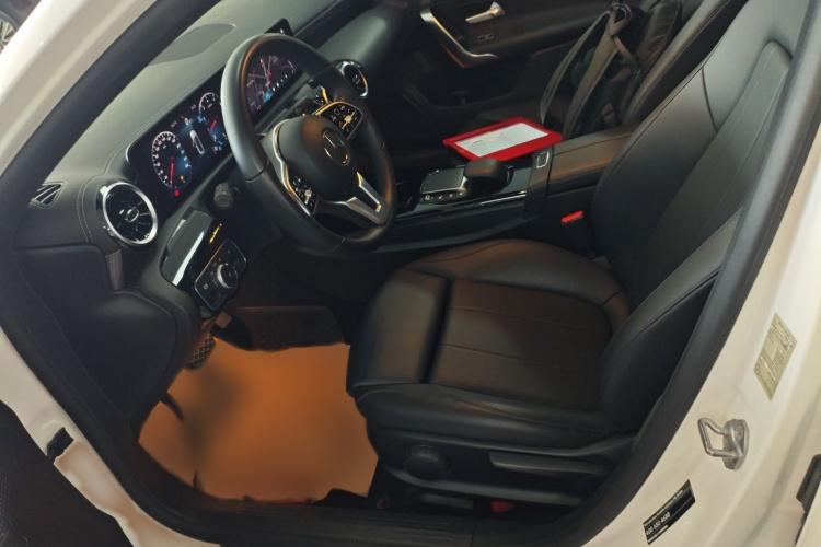 奔驰A级 2022款 改款 A 200 L 运动轿车动感型局部细节19