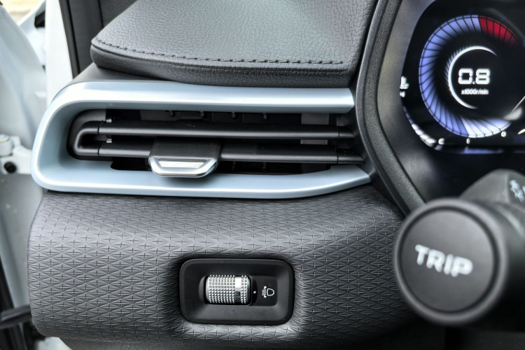 吉利汽车 帝豪 2025款 第4代 1.5L CVT龙腾版中控内饰7009