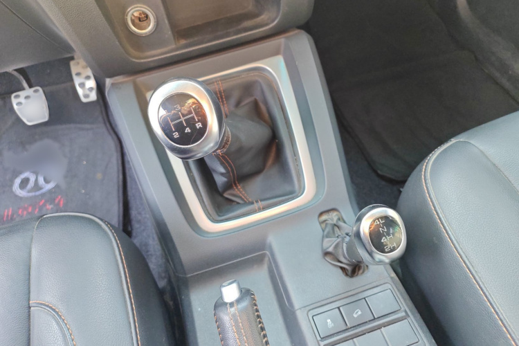 北京BJ40 2016款 40L 2.0T 手动四驱尊贵版局部细节9001