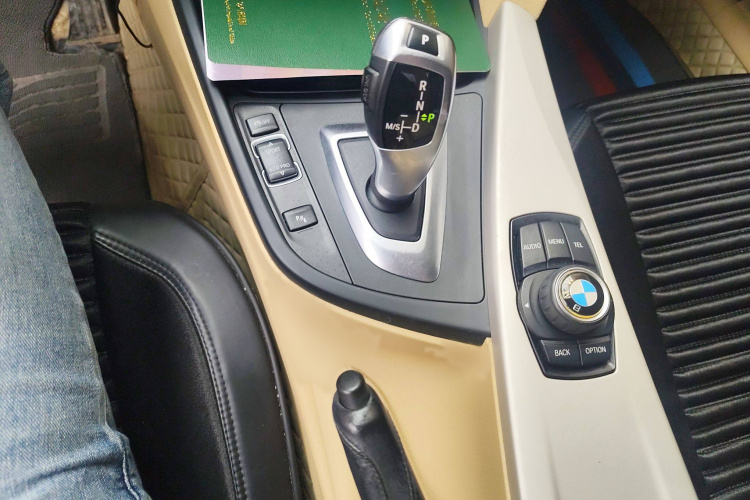 宝马3系 2015款 320i 超悦版时尚型局部细节18