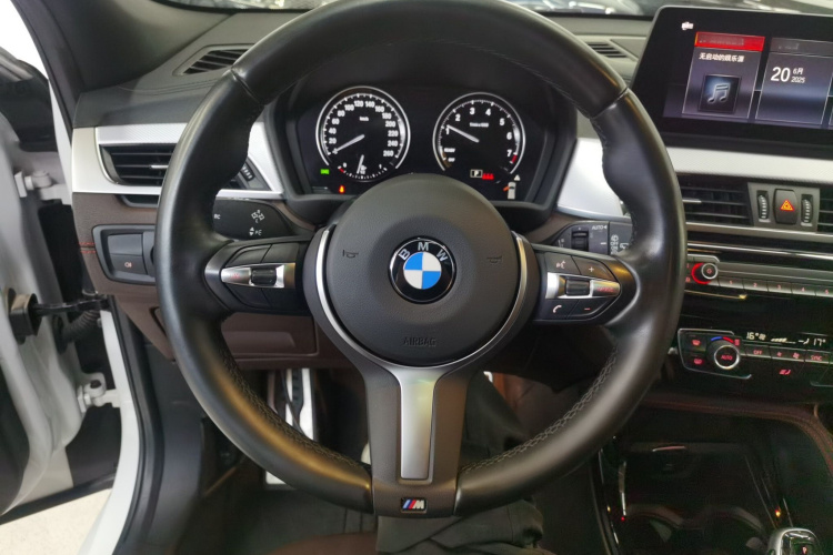 宝马X2 2021款 改款 sDrive25i 曜夜版中控内饰13