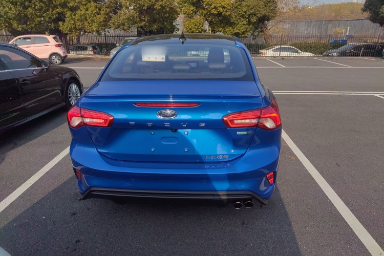福特 福克斯 2020款 三厢 EcoBoost 180 自动ST Line车身外观6