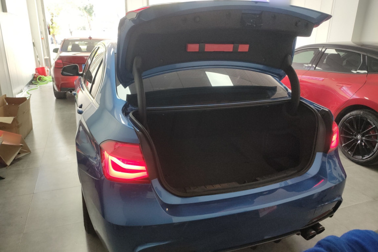 宝马3系 2019款 320Li M豪华套装机舱底盘23