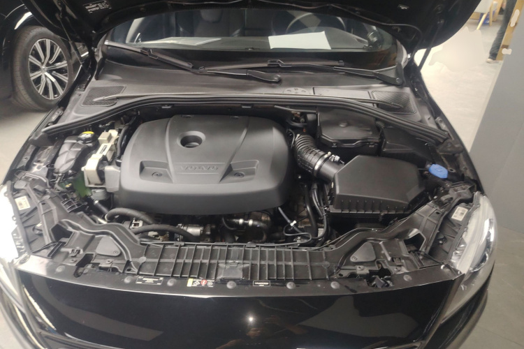 沃尔沃V60 2017款 2.0T Polestar机舱底盘24