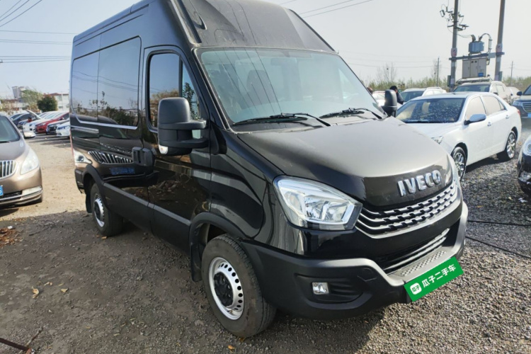 依维柯欧胜 2021款 2.0T 手动超瑞短轴高顶侧拉门F1A车身外观3