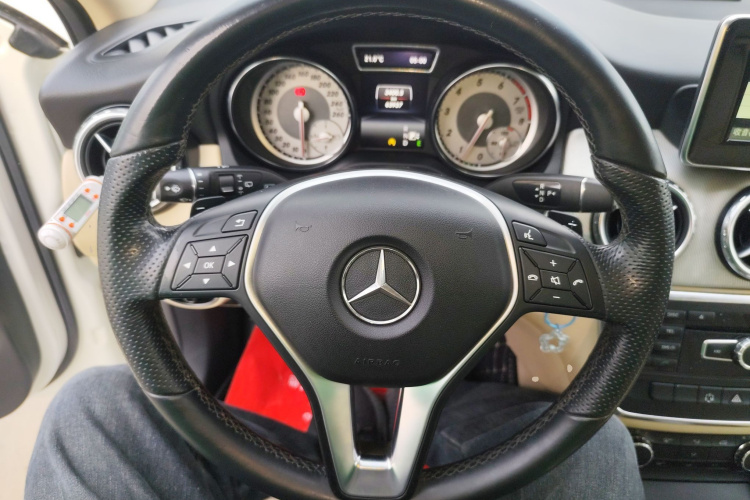 奔驰GLA 2015款 GLA 200 动感型中控内饰13