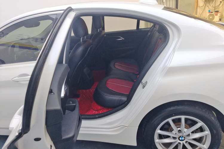 宝马1系 2018款 118i 时尚型中控内饰21