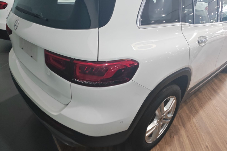 奔驰GLB 2023款 GLB 220 动感型车身外观9