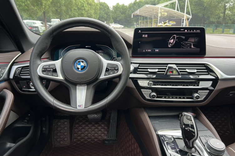 宝马5系新能源 2022款 改款 535Le M运动套装中控内饰7004
