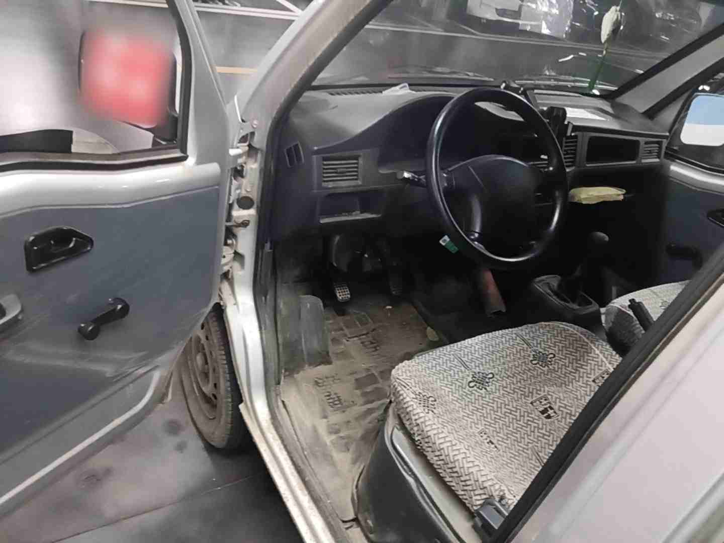 车辆正前方外观展示