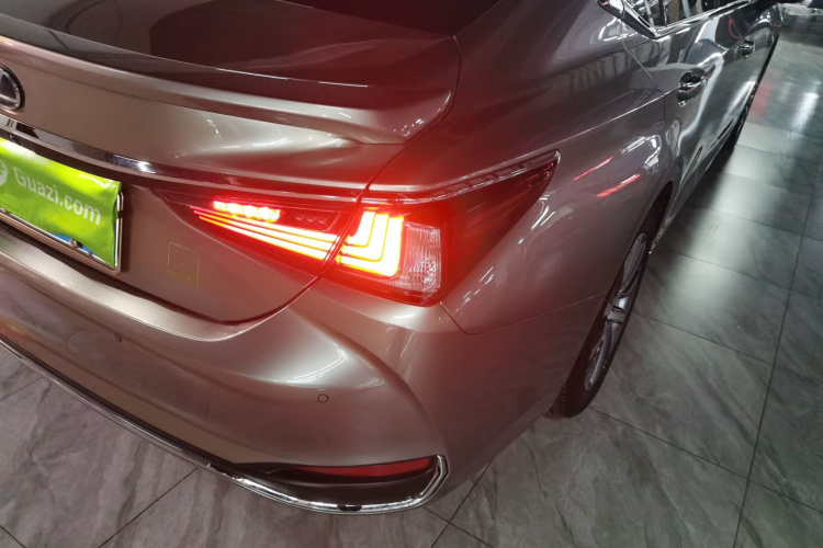 雷克萨斯ES 2020款 300h 卓越版车身外观9